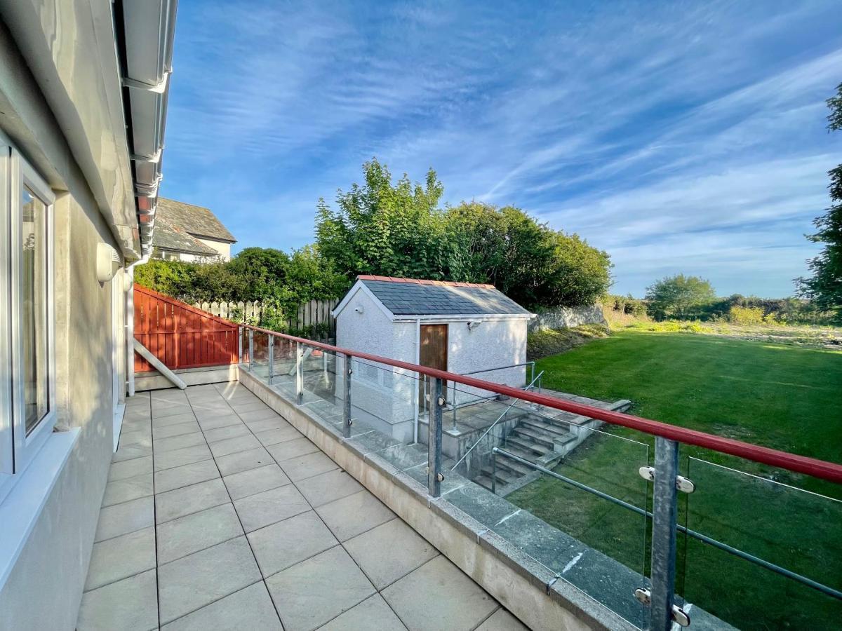 Villa Barcelona Holyhead Exterior foto